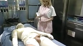 Enfermera reviviendo a un paciente
